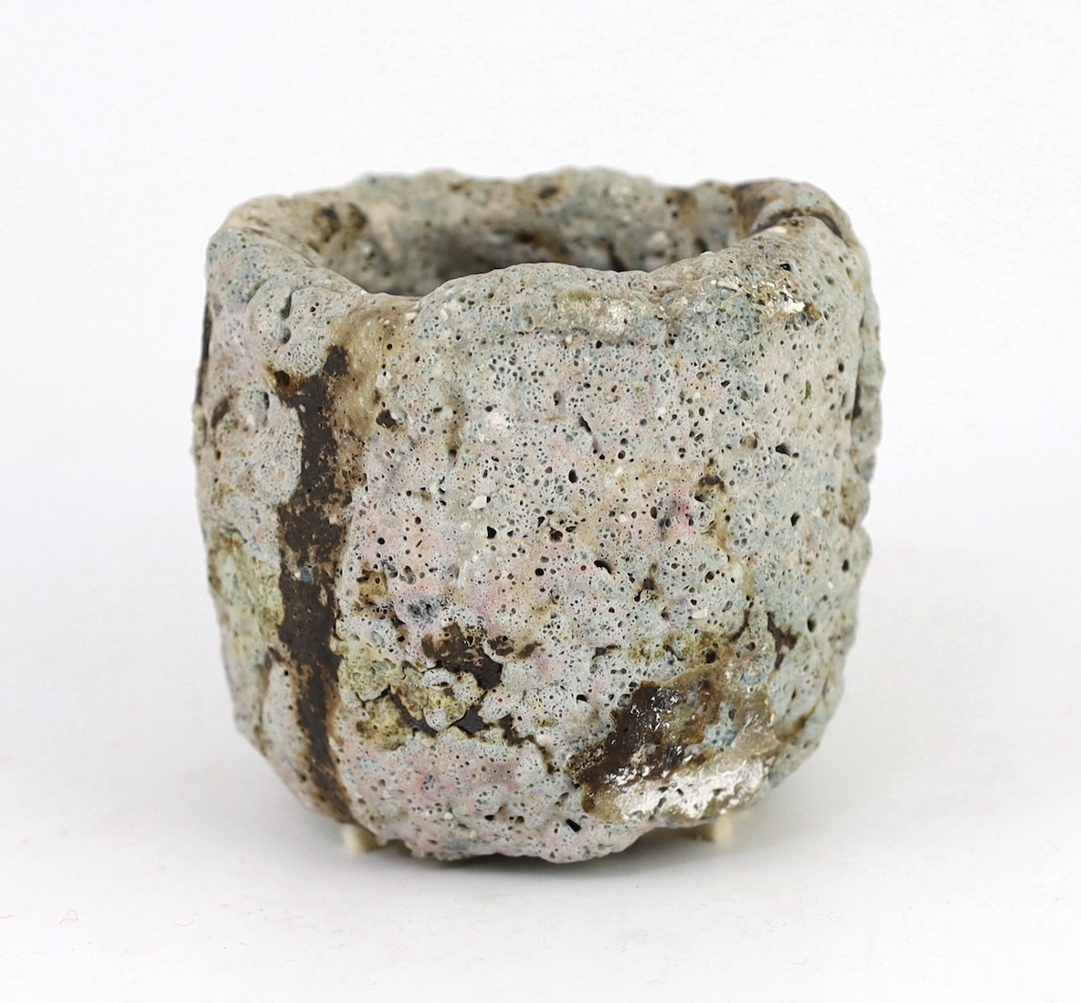 Ewen Henderson (1934-2000), a hand-built mixed laminated clay unomi, 9.4cm high